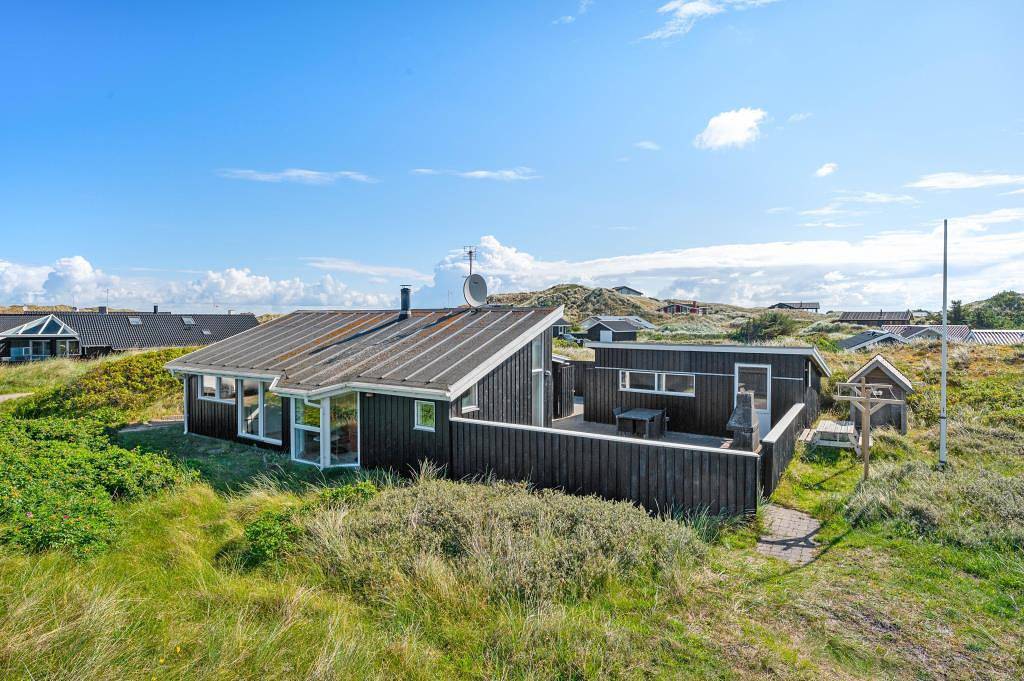 Holiday home with enclosed terrace and dune views in Årgab, Holmsland Klit