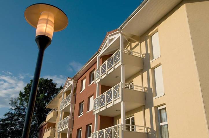 Location de vacances pour 2 personnes, avec vue ainsi que piscine et jardin, animaux acceptés à Montrond-les-Bains - 4