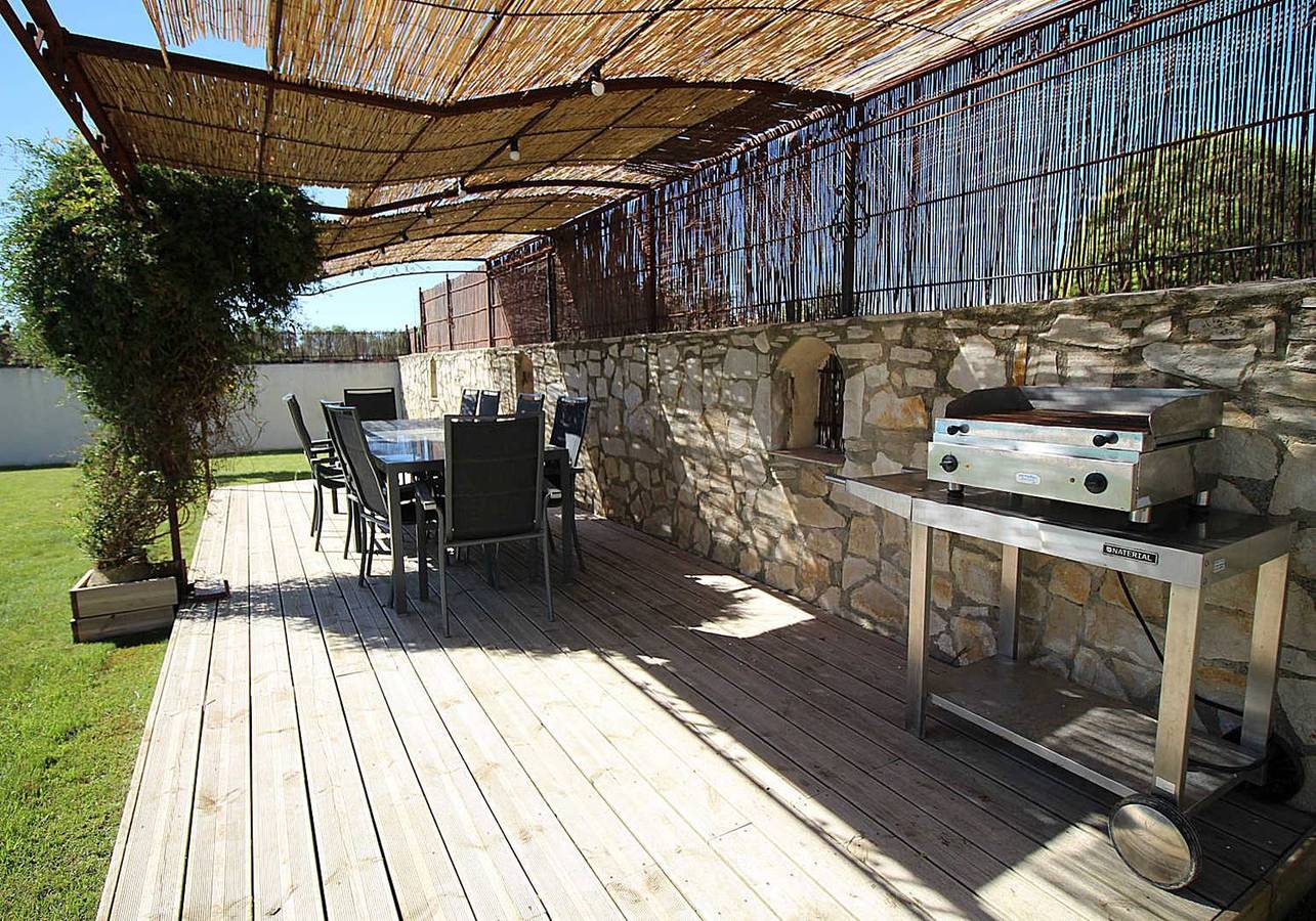 Près de Nîmes, grande villa climatisée, belle piscine, animaux admis (1). in Garons, Région de Nîmes