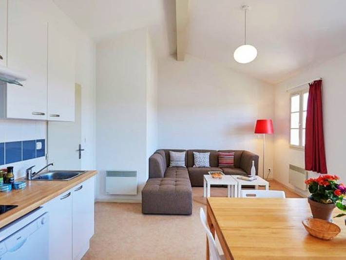 Location de vacances pour 8 personnes, avec terrasse et piscine à Carla-Bayle