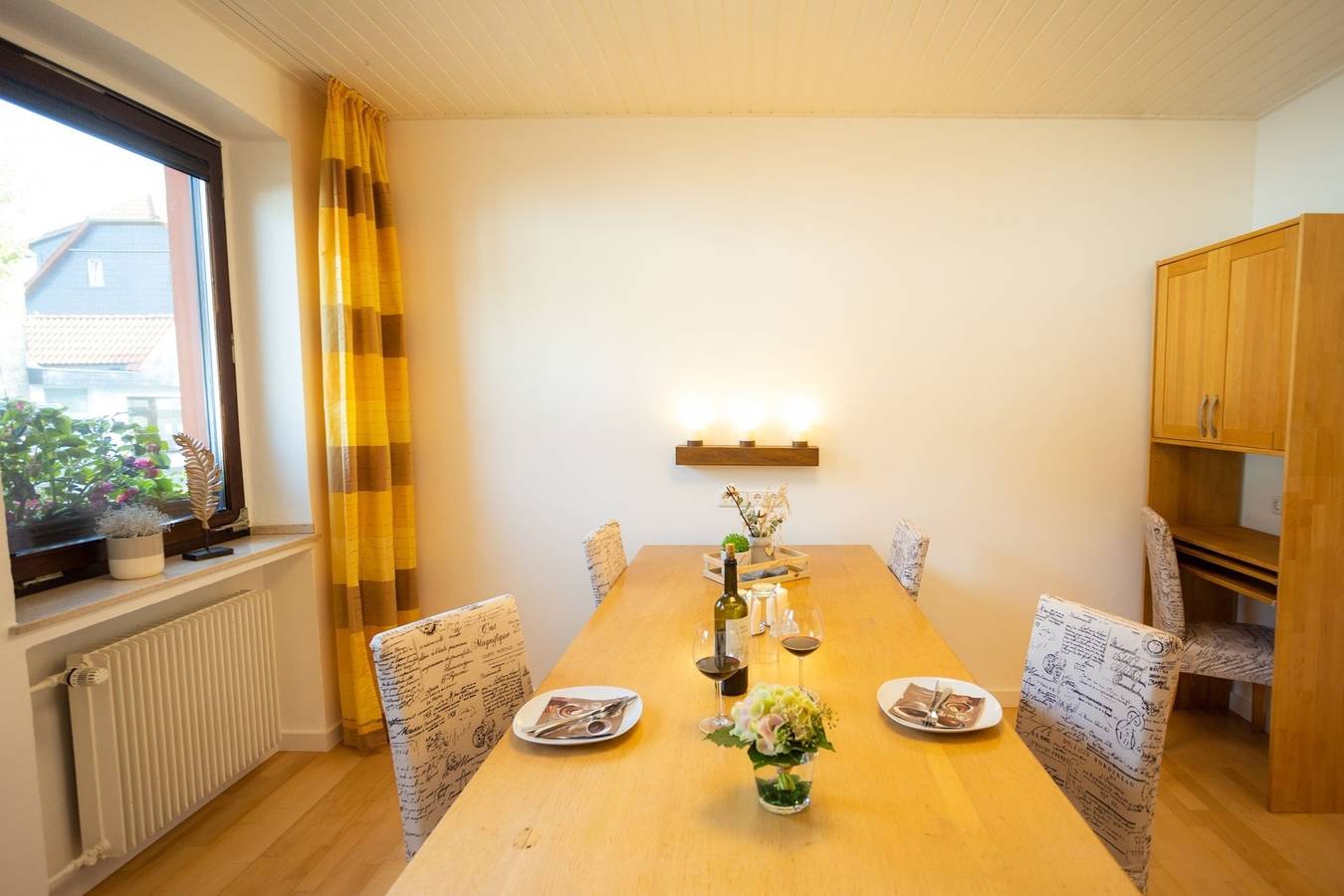 Ganze Ferienwohnung, Gartenfewo mit 2 Schlafzimmern und 2 Wlan Homeofficeplätzen. Waschtrockner sowie Smart-Tv und kostenlose Parkplätze. in Bad Wünnenberg, Nordrhein-Westfalen