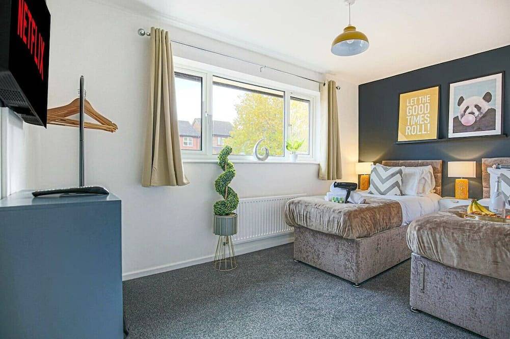 ⭐️Central Mk House with Garden, Parking & Smart Tv⭐️ in Milton Keynes, Zuidoost Engeland