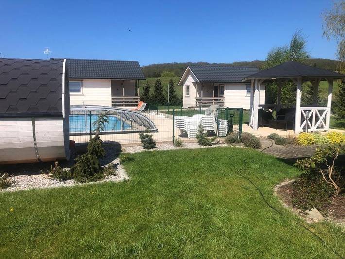 Ferienhaus für 5 Personen, mit Terrasse und Whirlpool sowie Garten und Pool