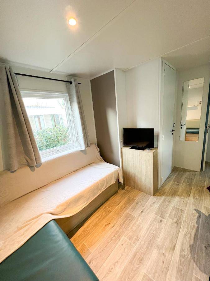 Camping pour 6 personnes, avec Jacuzzi et Terrasse ainsi que Jardin et Bassin pour enfant à Narbonne - 2