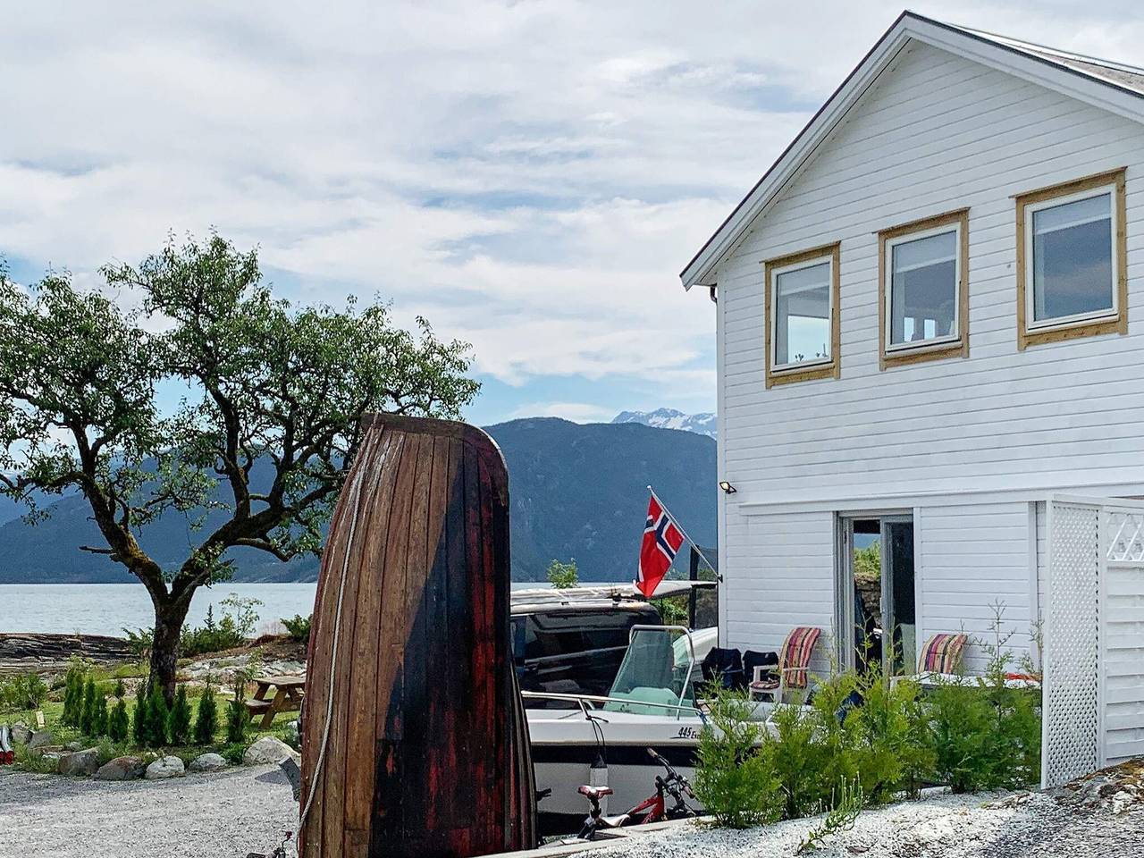 Seaside Serenity in Hardangerfjord in Kvam herad