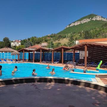 Camping pour 10 personnes, avec terrasse ainsi que vue et piscine à Millau