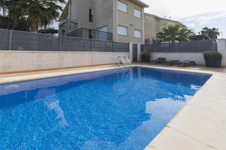 Casa para 12 personas, con terraza y piscina en Gandía