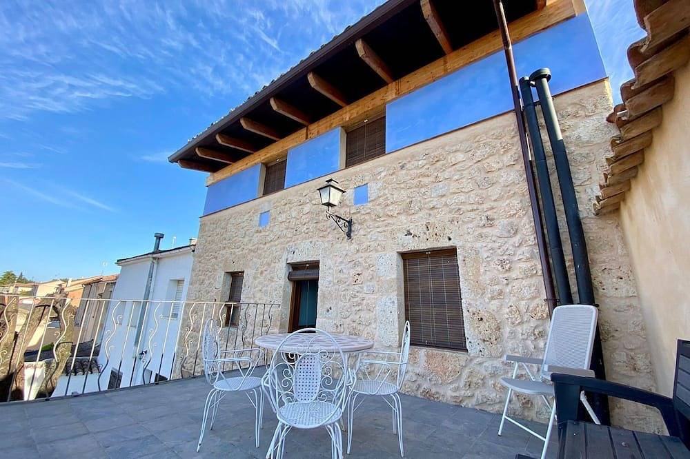 Country House 'La Mambla De La Ribera 1' with Mountain View, Shared Garden and Wi-Fi in Ribera del Duero, Mambrilla de Castrejón