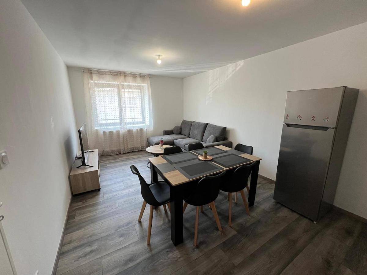 Appartement entier, Three-Bedroom Apartment in La Boisse, Ain