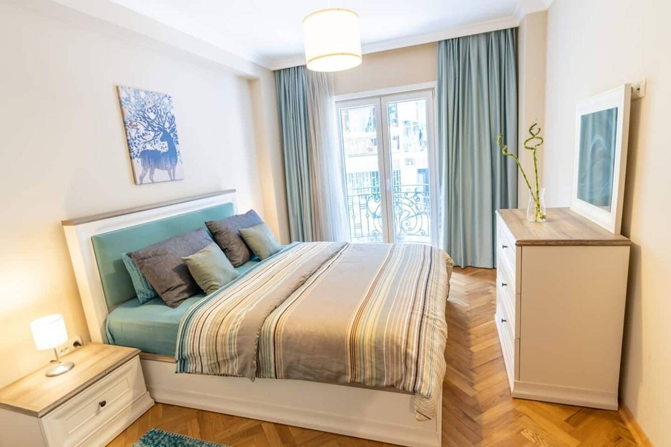 Entire apartment, Taksim Spacious 2Br Apt: Cozy Interiors in Beyoğlu, Istanbul