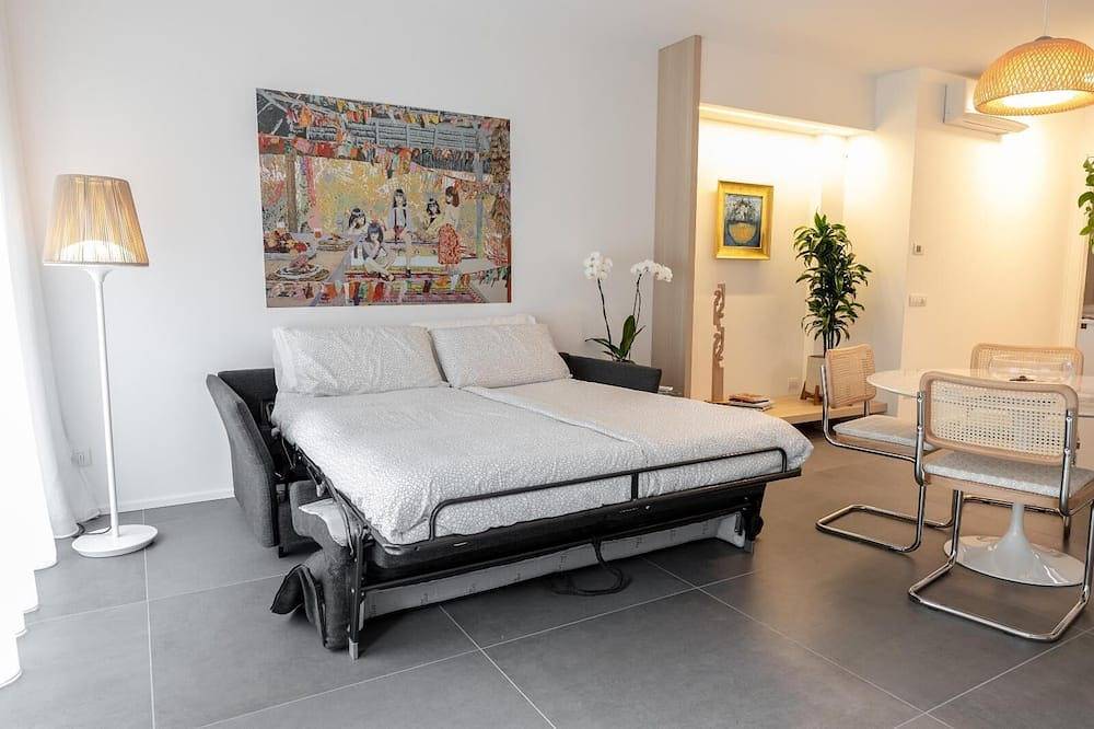 Entire apartment, Central 2Br Apartment – Private Parking – Long Term Welcome in Como, Lake Como