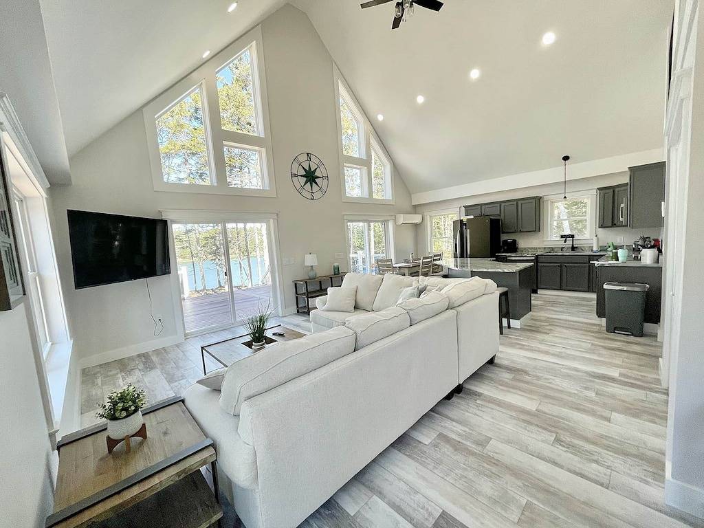 Luxury Waterfront Retreat with Hot Tub Near Acadia in Washington County (Maine)