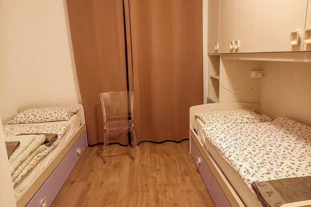 Ganze Wohnung, Gepflegte 4-Zimmer-Wohnung mit Traumseesicht und solarbeheiztem Pool in Viggiona, Trarego Viggiona