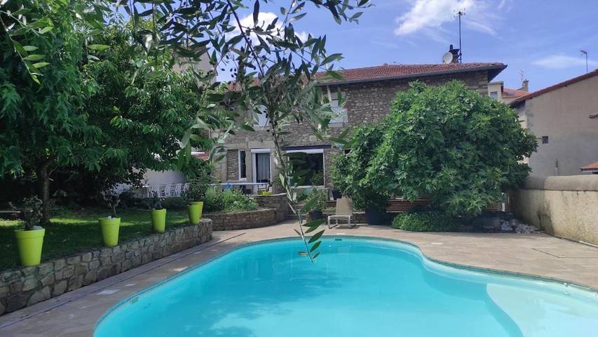 Location de vacances pour 12 personnes, avec Balcon et Jacuzzi ainsi que Terrasse et Jardin dans Saint-Paul-en-Jarez