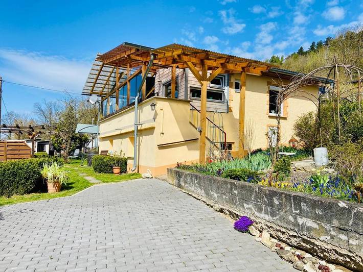 Ferienwohnung für 4 Personen, mit Balkon und Terrasse sowie Garten und Ausblick in Meiningen