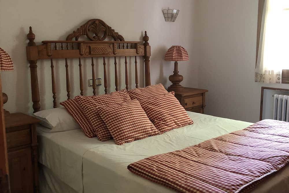 Beautiful detached country house with garden and swimming pool between Segovia and Madrid. in Ortigosa del Monte, Segovia Province
