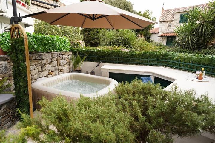 Villa für 11 Personen, mit Balkon und Whirlpool sowie Terrasse und Garten in Split