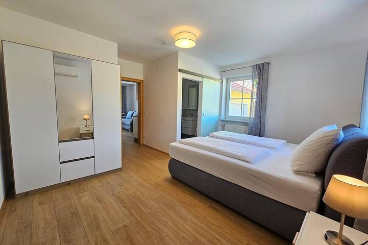 Ganze Wohnung, Modernes Apartment mit beheiztem Pool und Garten in Falkenfels, Ostbayern