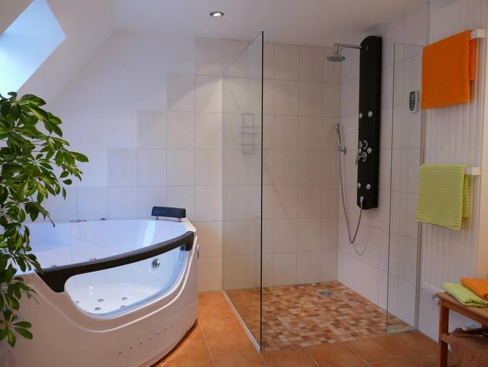 Ferienwohnung für 2 Personen, mit Balkon und Sauna sowie Garten und Whirlpool in Diemelstadt