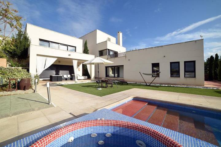 Casa rural para 15 personas, con piscina además de vistas y jardín en Toledo