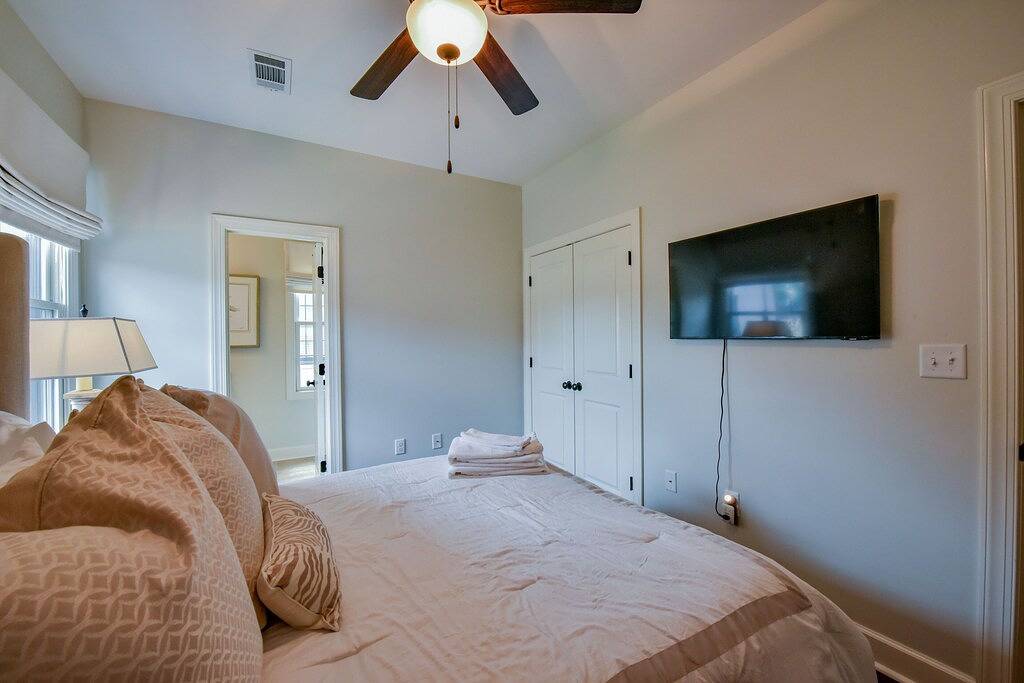 Bama Getaway - Walk to Downtown & Campus! Luxurious and cozy furnishings! in Tuscaloosa, Tuscaloosa County