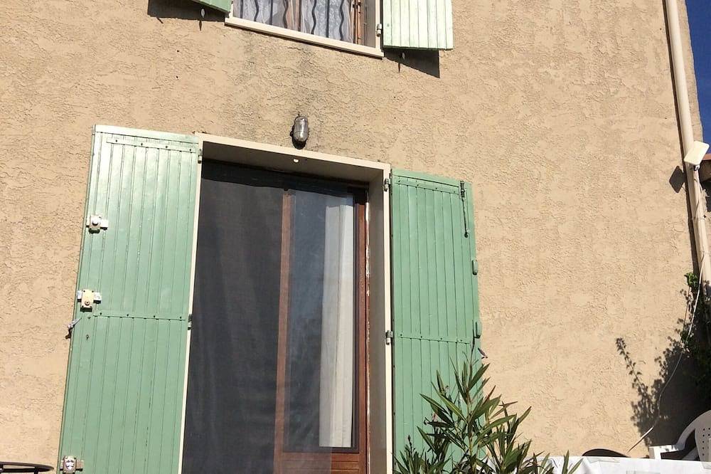 Maison simple ou rien ne manque pour passer un moment agréable en famille . in Vachères, Regionaler Naturpark Luberon