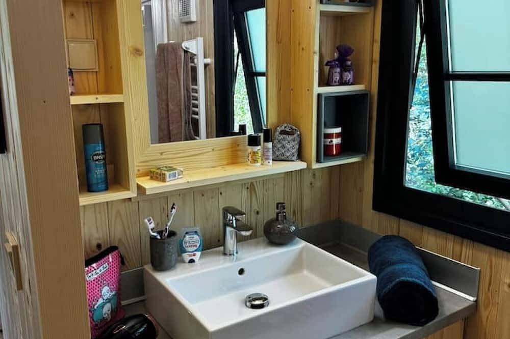 Comfortable wooden cabins for rent (heating & air-conditioning). in Clermont-l'Hérault, Lodève region