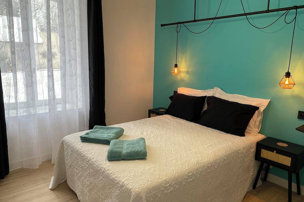 La Lodge 4-bedroom house in château courtyard, Pool, Wifi, Ac, near Vichy in Cusset, Région de Vichy