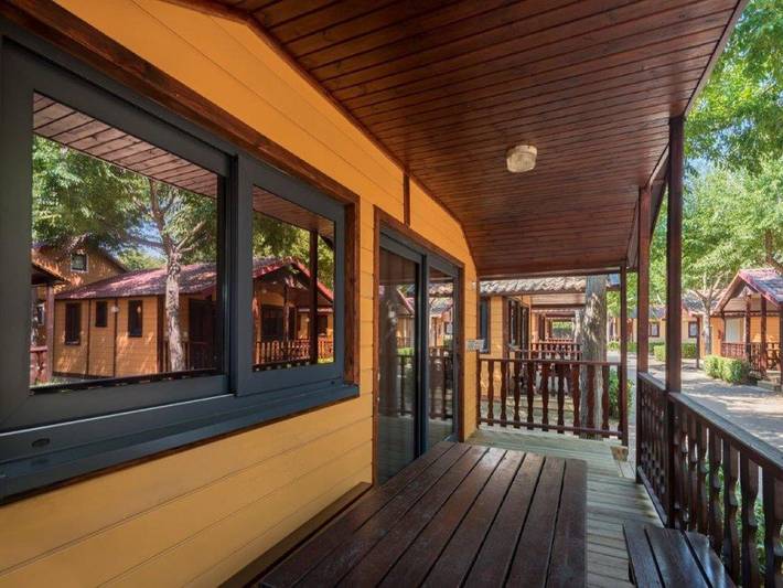 Cabaña en Camping Solmar con terraza in Els Pins Blanes, Blanes