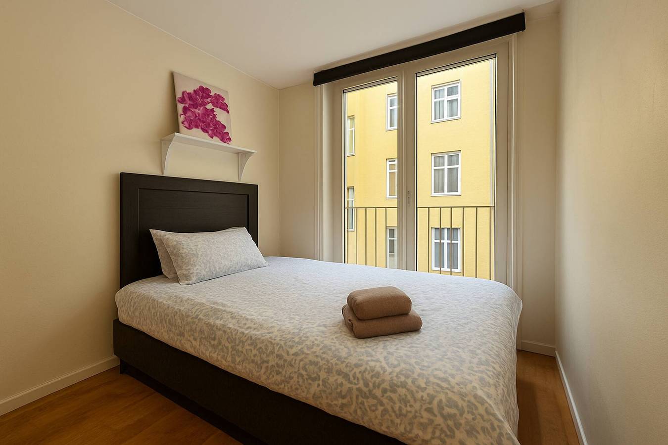 Entire apartment, Live Like Tranquil Urban Oasis King Bed in St. Hanshaugen, Oslo