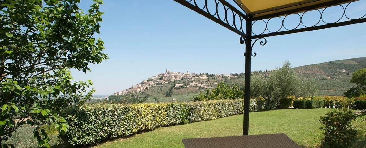 Gîte pour 2 personnes, avec jardin et terrasse ainsi que vue et piscine à Trevi - 3