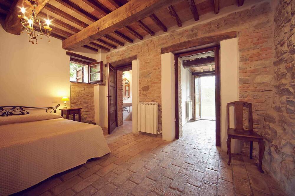 Authentic stone farmhouse, pool, view, bbq, wifi, bedrooms with bathroom and a/c in Perugia, Perugia Province