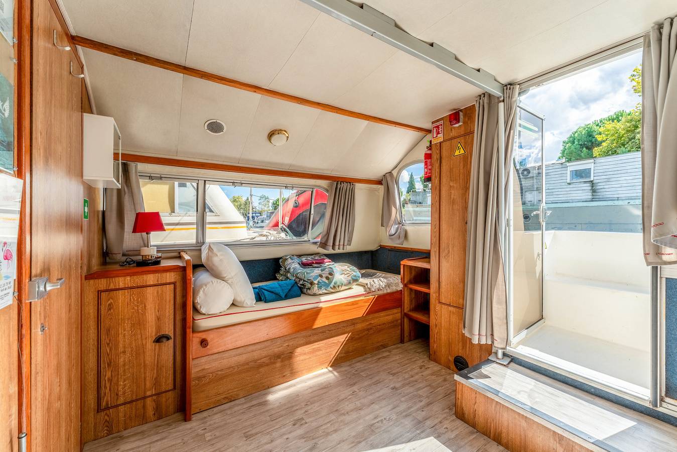 Bateau 'Pénichette Odyssey Croisières' avec vue sur le lac, terrasse privée et climatisation in Bellegarde, Région de Nîmes