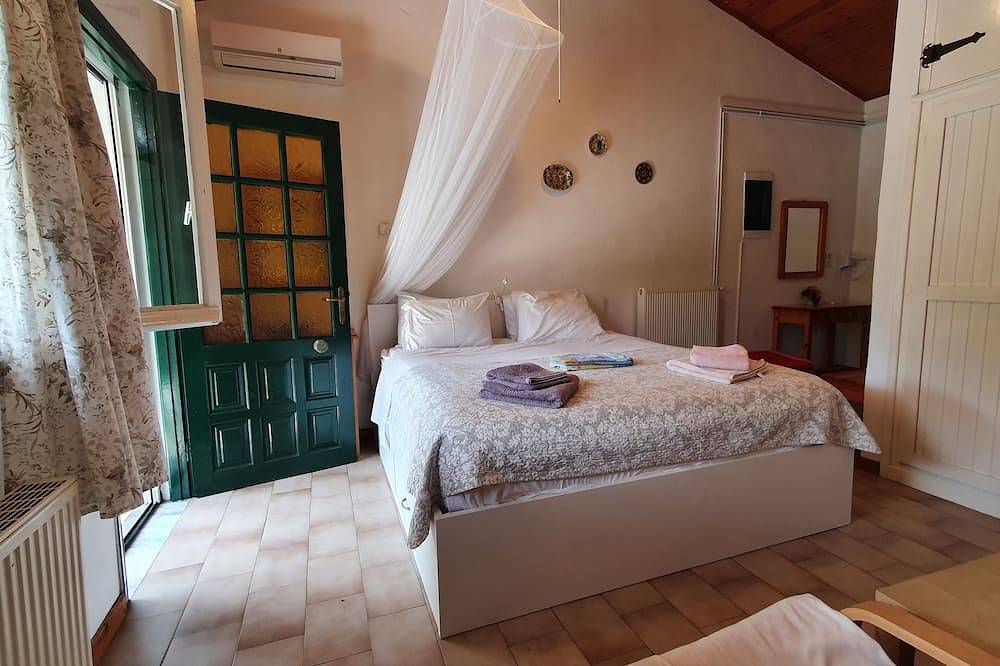 Cottage, walk to beach and tavernas, stunning sea and mountain views in Paleokastritsa, Corfou