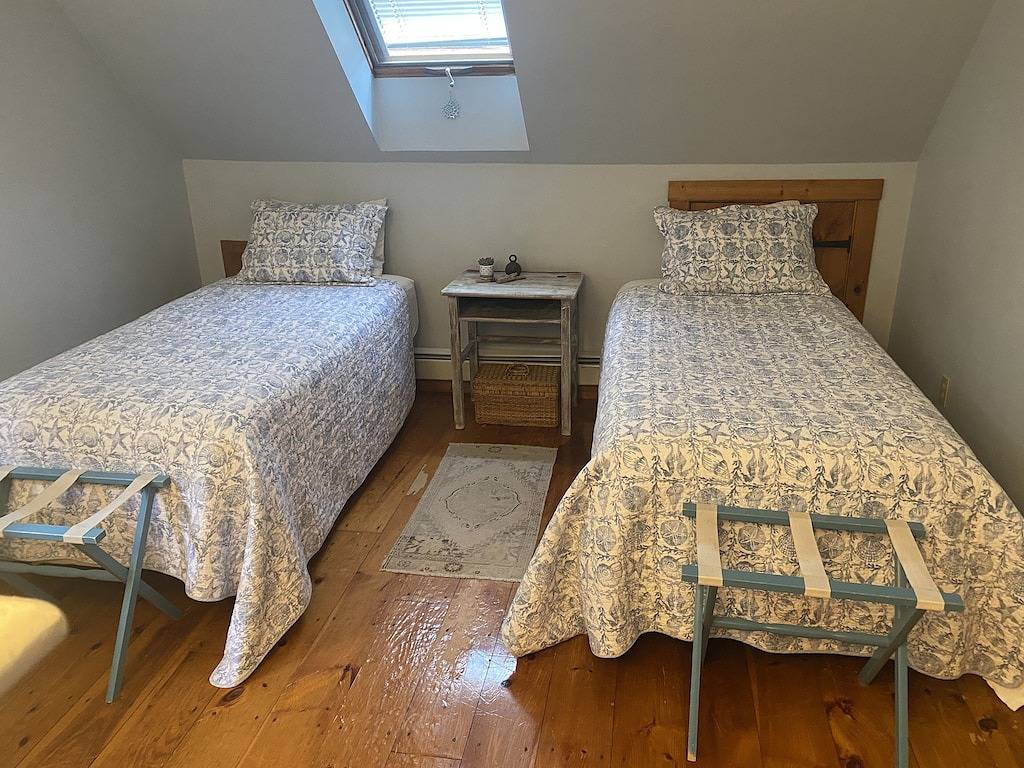 Cozy Cottage with a Bubbly Hot Tub by \"Nubble\" Lighthouse in York Beach, Cape Neddick