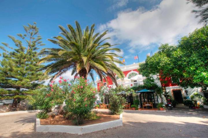 Hôtel pour 2 personnes, avec piscine ainsi que jardin et terrasse à Es Castell - 3