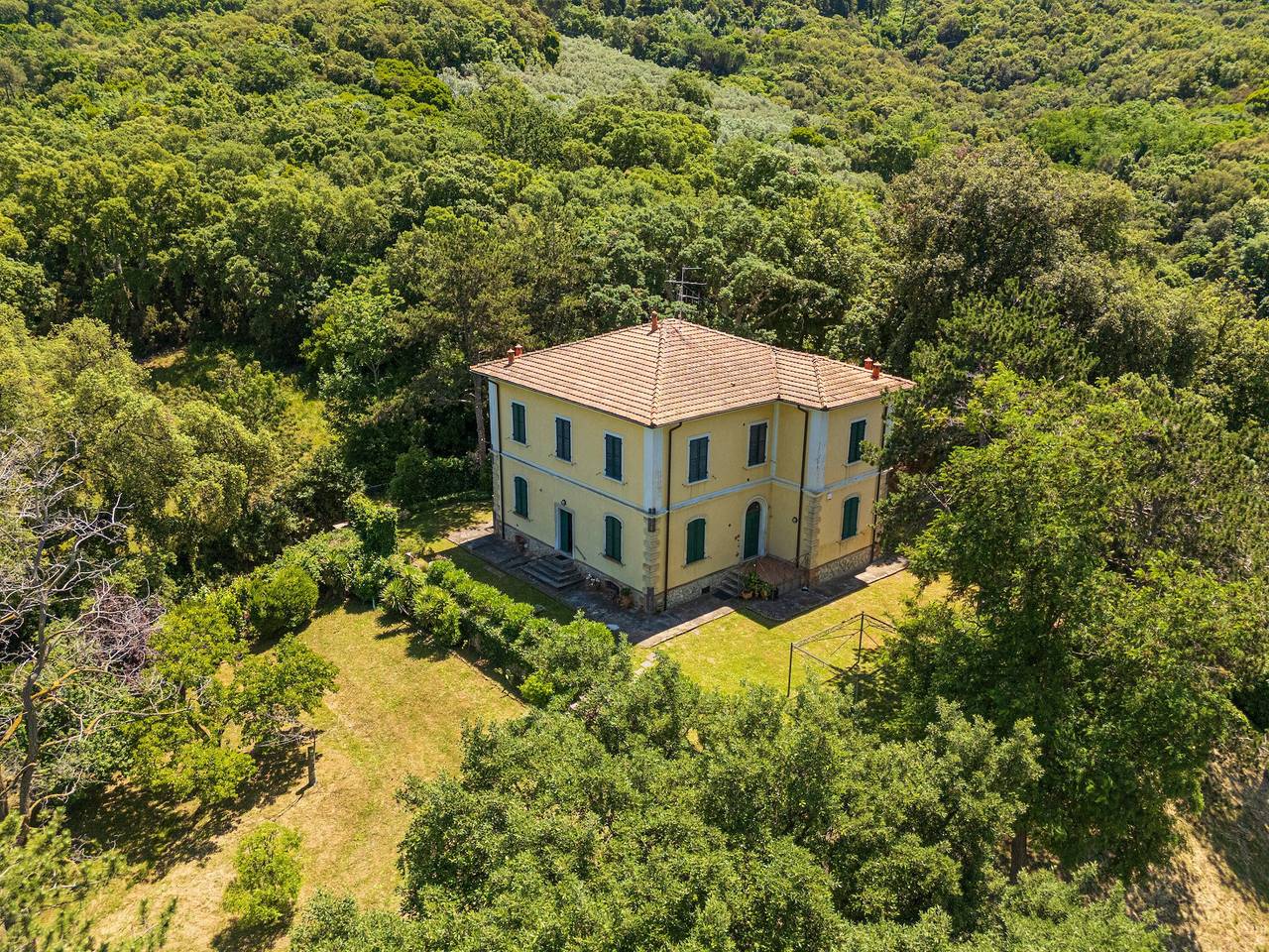 Entire apartment, Apartment 'Cesari' with Shared Garden in Grosseto Province