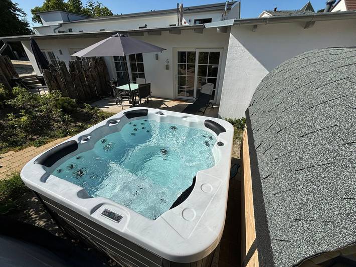 Ferienwohnung für 4 Personen, mit Terrasse und Whirlpool sowie Garten und Pool in Göhren