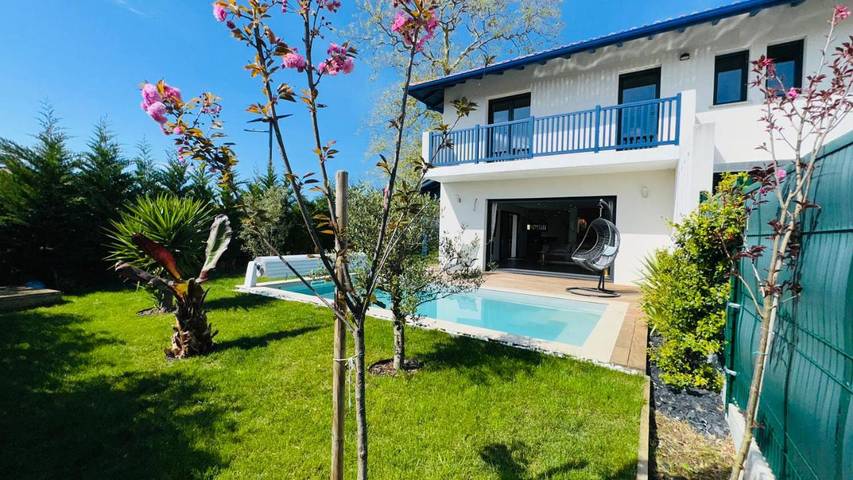 Villa pour 10 personnes, avec jardin ainsi que vue et piscine, animaux acceptés à Bidart