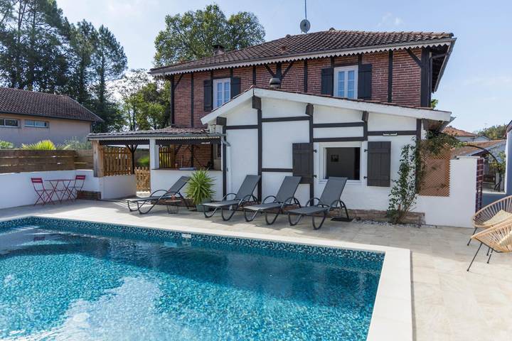 Gîte pour 12 personnes, avec jardin ainsi que terrasse et piscine dans les Landes - 4