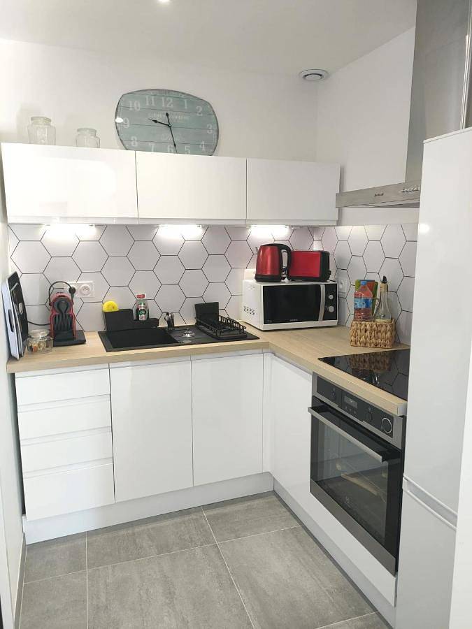 Appartement entier, 2 pièces en Rdc climatisé avec terrasse et parking privé in Bédarieux, Région de Béziers