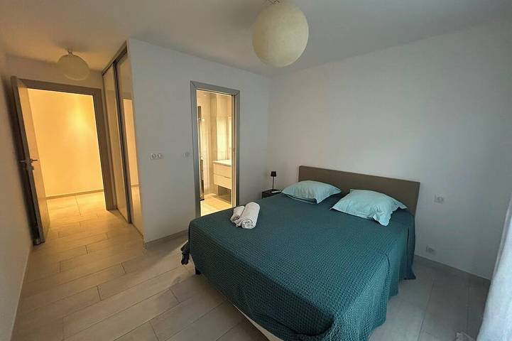 Ganze Wohnung, Between sea and mountains, spacious, quiet apartment with superb views. in Alata, Ajaccio und Umgebung