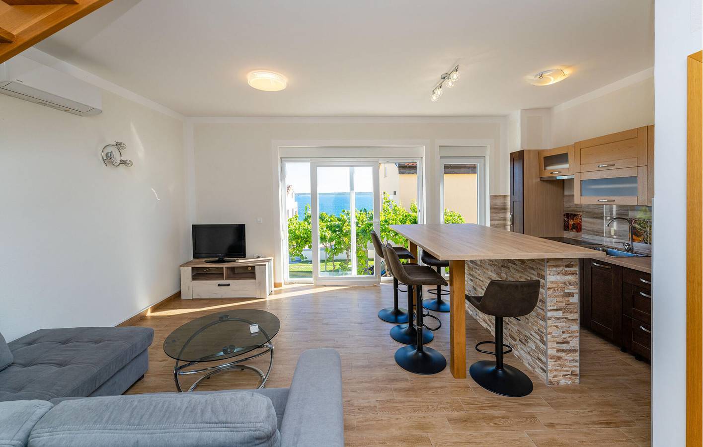 Ganze Ferienwohnung, Ferienwohnung für 4 Personen mit Terrasse in Rtina, Zadar