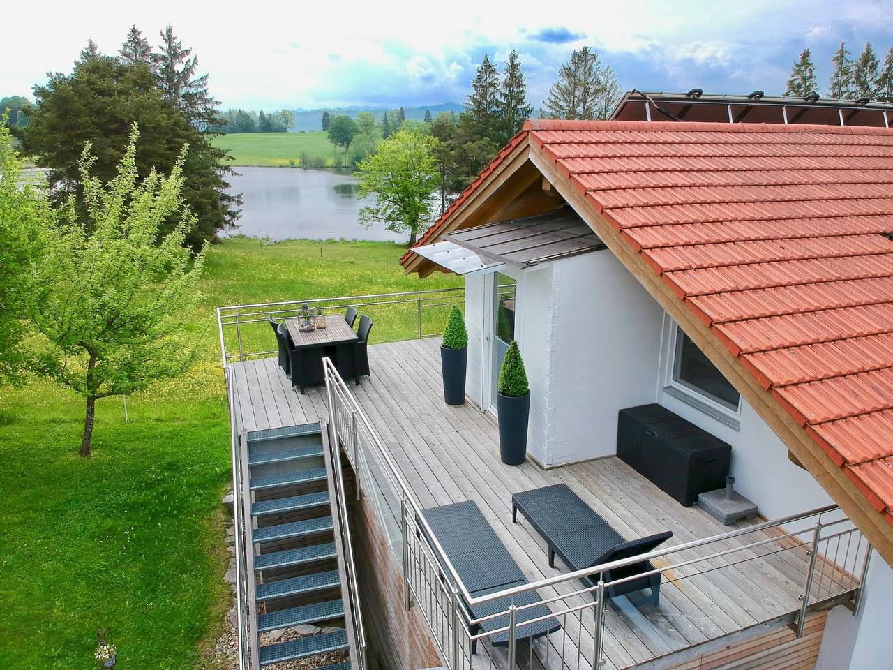 Ganze Ferienwohnung, 5 Sterne Ferienwohnung am See, Wohnung 2 in Badeplatz Lugenauer See, Böbing