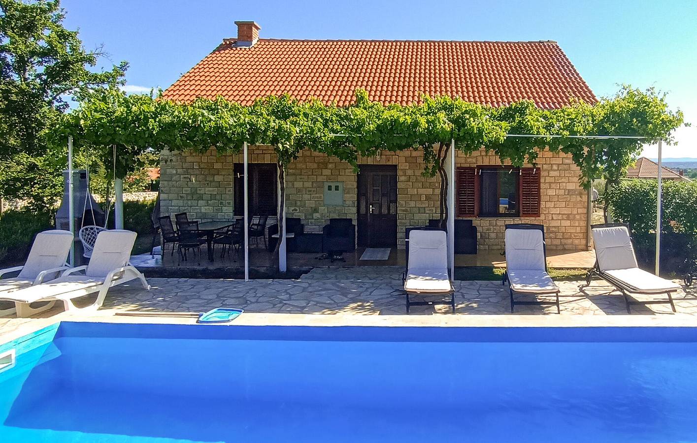 Reizende 1-Zimmer-Ferienwohnung mit Pool, Terrasse und WLAN in Grad Benkovac, Zadar