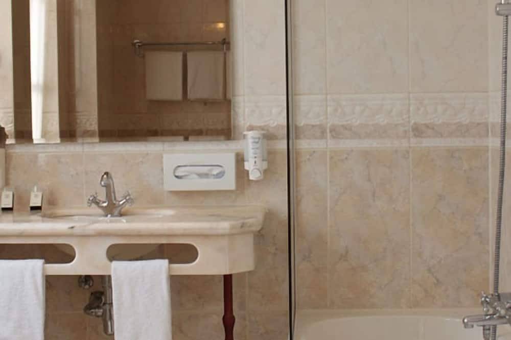 Historic Town Stay – Sluis Room Close to Trails, Shopping & Local Cuisine in Sluis, Zeeuws-Vlaanderen