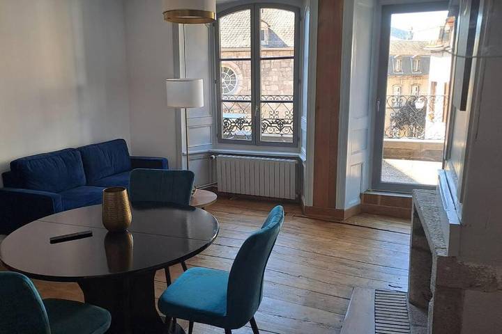 Gîte pour 2 personnes, avec terrasse et vue dans Office De Tourisme Du Pays De Murat Sud Auvergne - 2