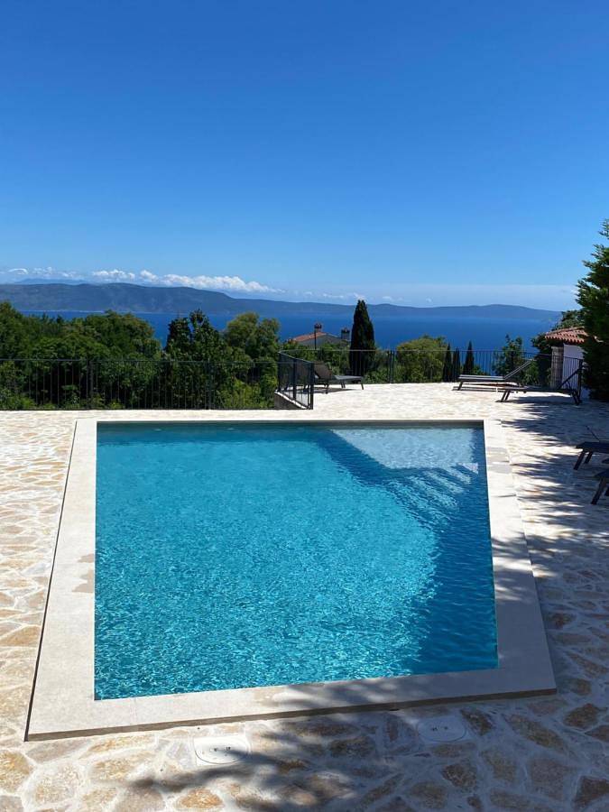 Villa pour 4 personnes, avec Balcon et Terrasse ainsi que Piscine et Vue à Rabac