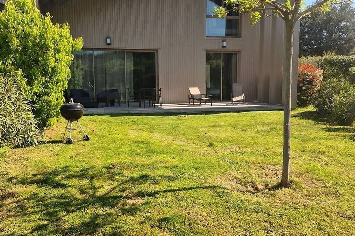 Location de vacances pour 8 personnes, avec balcon et jardin, animaux acceptés à Eccica-Suarella