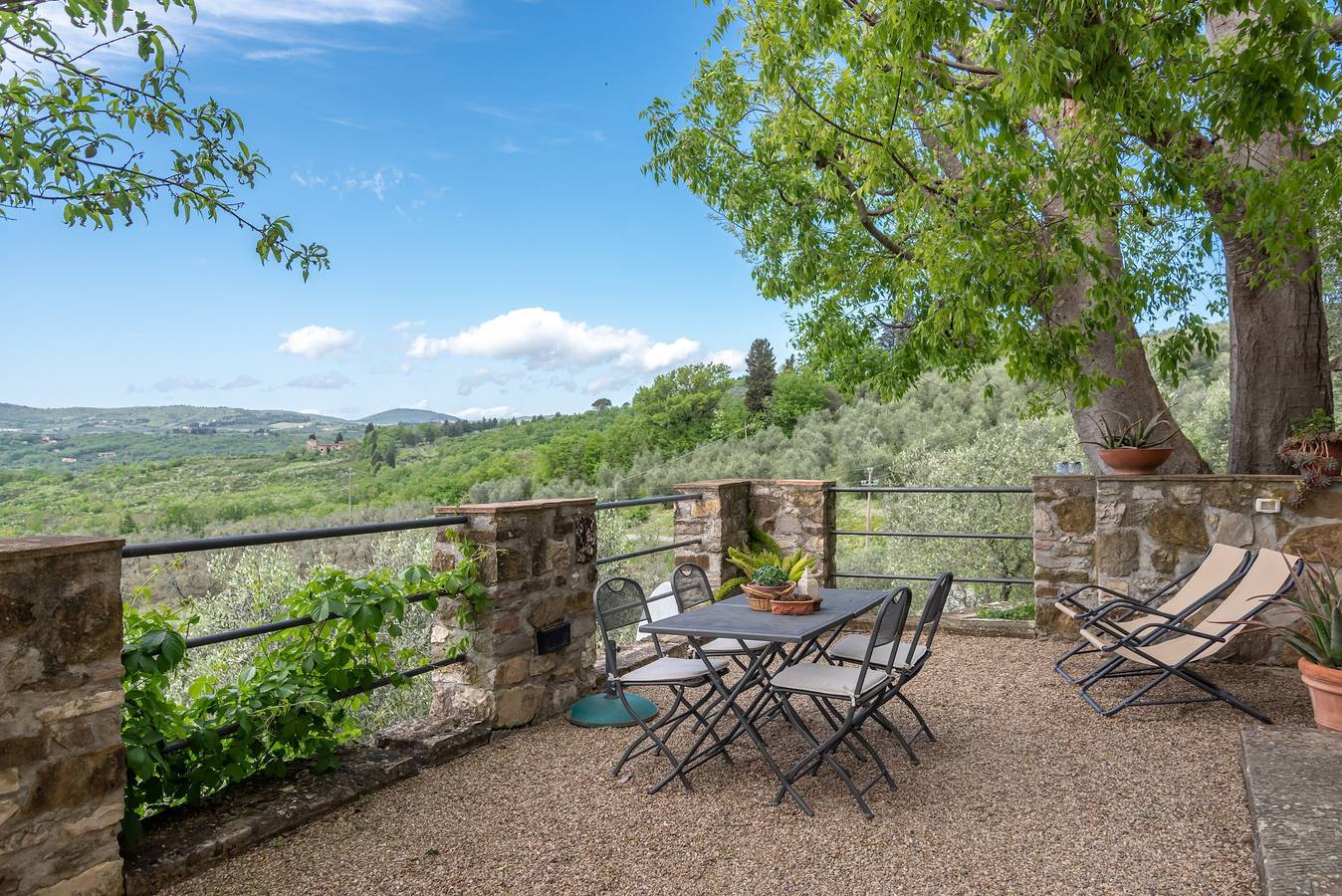Appartement entier, Appartement « Frantoio » avec terrasse privée, jardin privé et Wi-Fi in Pelago, Valdarno